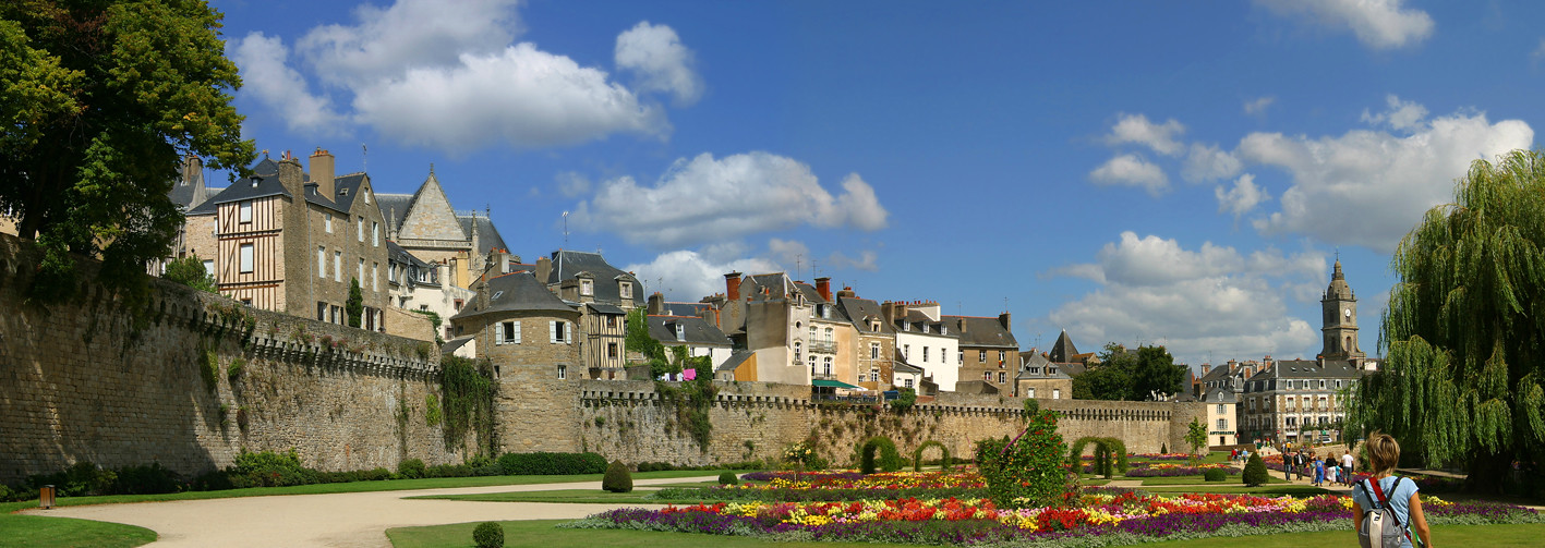 les remparts de Vannes et leurs jardins en été