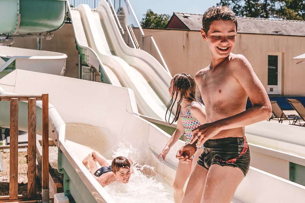 enfants toboggans parc aquatique