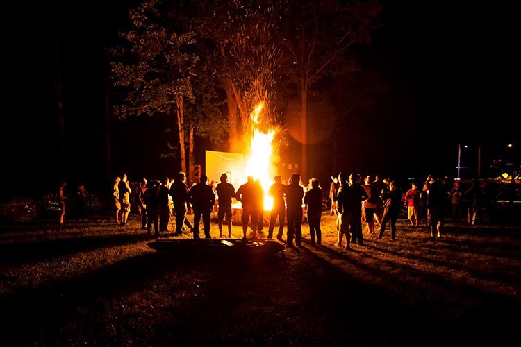 evenement feu groupe camping