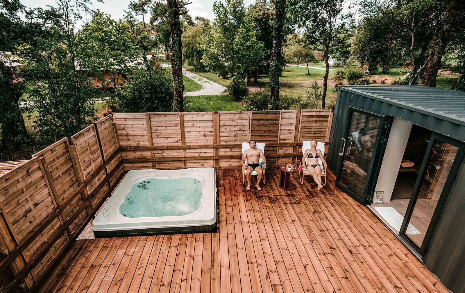 jacuzzi exterieur couple kervallon solarium