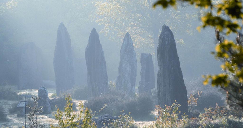 menhirs monteneuf brumes