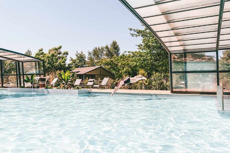 piscine exterieure famille