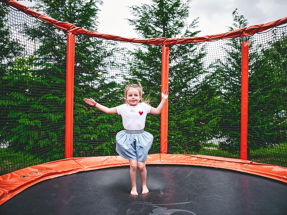 girl trampoline kervallon