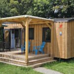 Hütte 24m² (2 Schlafzimmer – 1 Badezimmer) + halbüberdachte Terrasse 16.5cm².