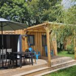 Hütte 24m² (2 Schlafzimmer – 1 Badezimmer) + halbüberdachte Terrasse 16.5cm².