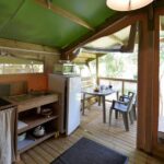 30 m² safaritent (2 slaapkamers – 1 badkamer) inclusief 8 m² overdekt terras