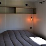 Hütte 24m² (2 Schlafzimmer – 1 Badezimmer) + halbüberdachte Terrasse 16.5cm².