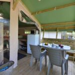 30 m² safaritent (2 slaapkamers – 1 badkamer) inclusief 8 m² overdekt terras