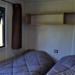 Hütte 24m² (2 Schlafzimmer – 1 Badezimmer) + halbüberdachte Terrasse 16.5cm².