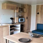 Hütte 24m² (2 Schlafzimmer – 1 Badezimmer) + halbüberdachte Terrasse 16.5cm².